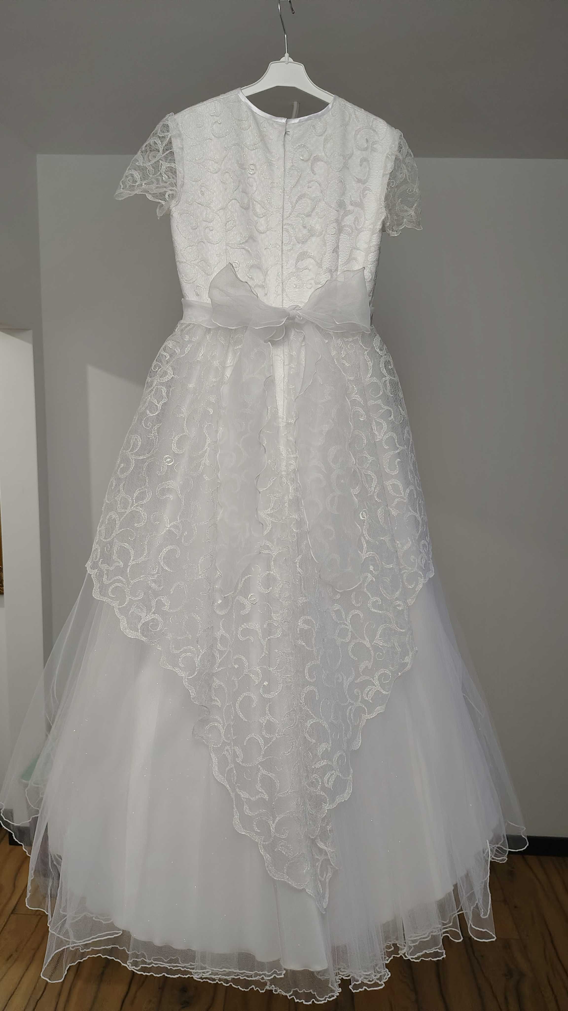 Elegancka sukienka komunijna z bogatymi dodatkami i bucikami