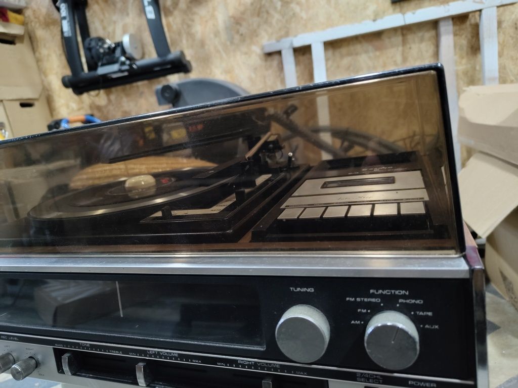 Aparelhagem sanyo anos 70, gira discos, radio e leitor de cassetes