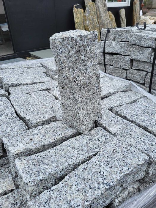 Słupek granitowy szary surowy łupany Granit murowy Kamień murowy szary