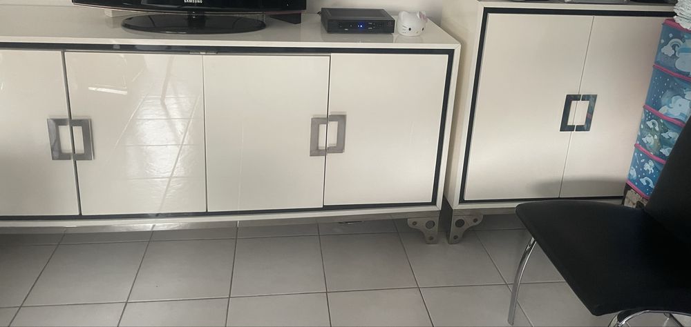 Moveis e espelhos de sala