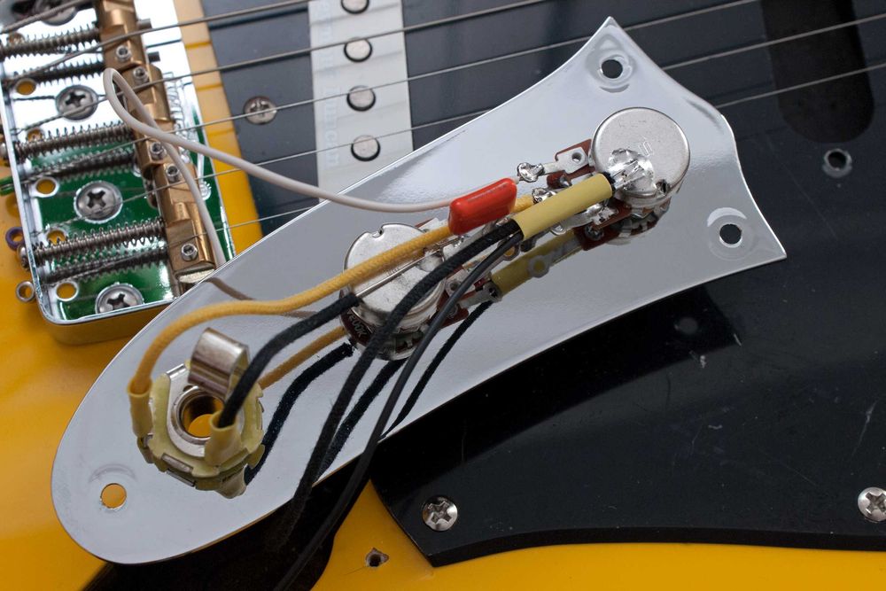 Squier FSR Mustang + Upgrades + Seymour Duncan Custom Flat Strat SSL-6