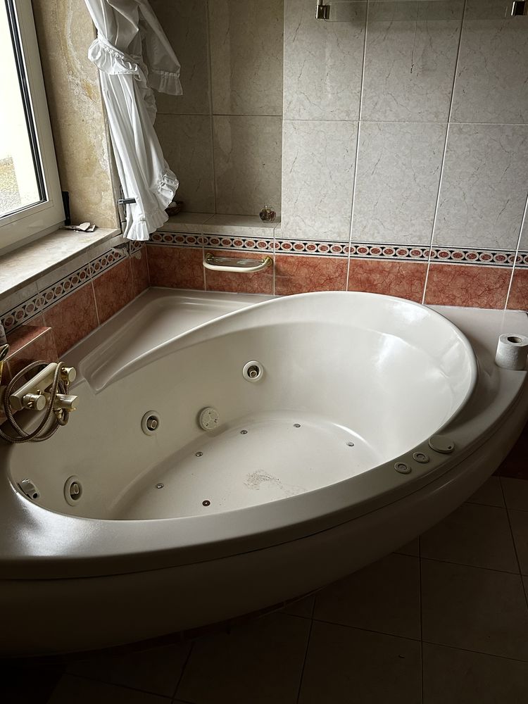 Wc com Banheira jacuzzi hidromassagem