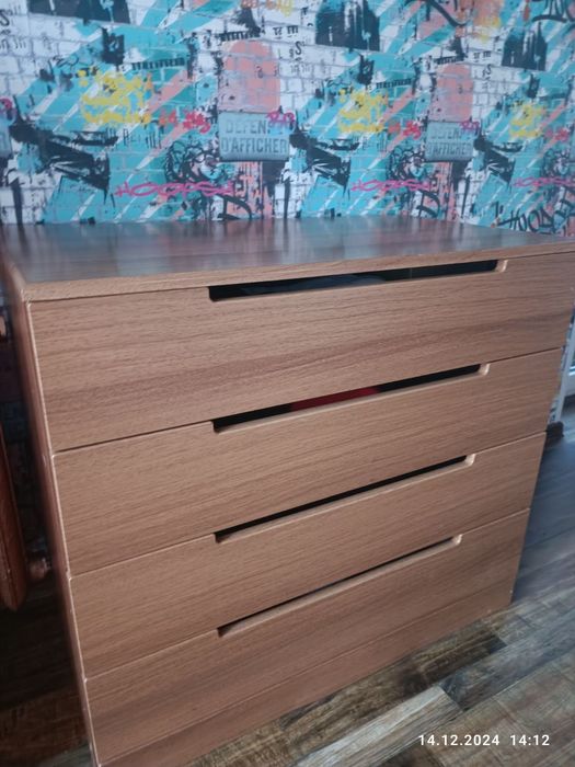 Комод без ручок.