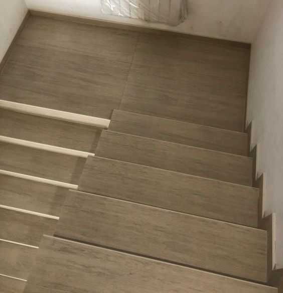 Drewnopodobne płytki na schody 120x30 BEŻ antypoślizgowe