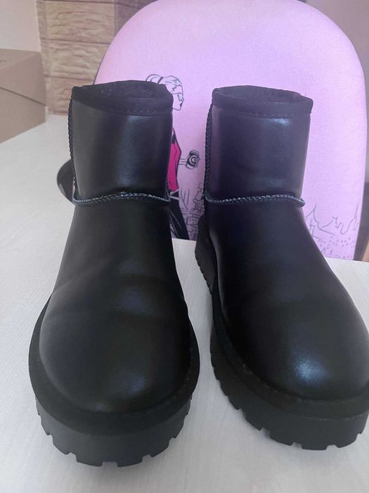 Уггі жіночі шкіряні