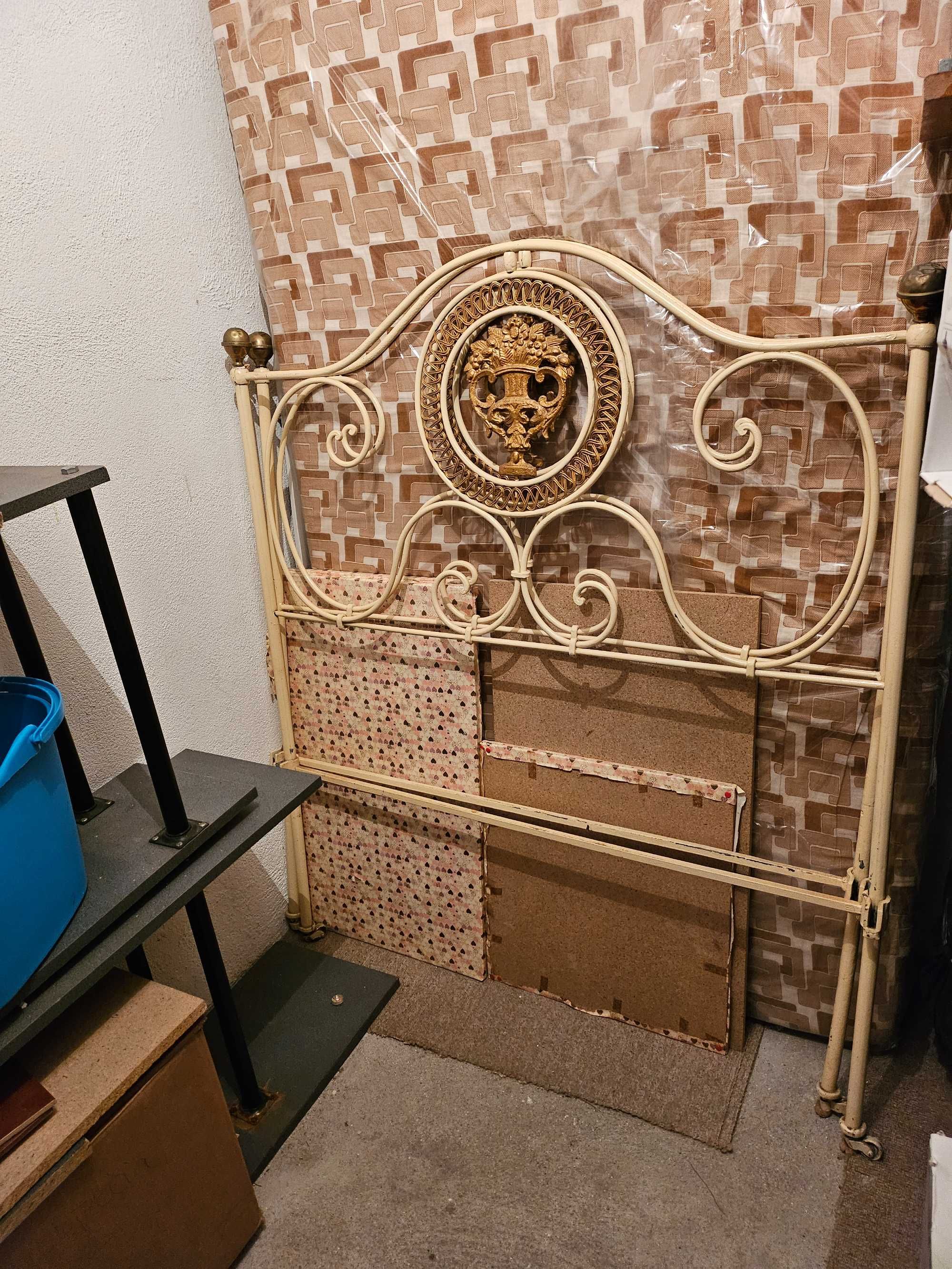 Cama de ferro com Colchão e estrado de corpo e meio.