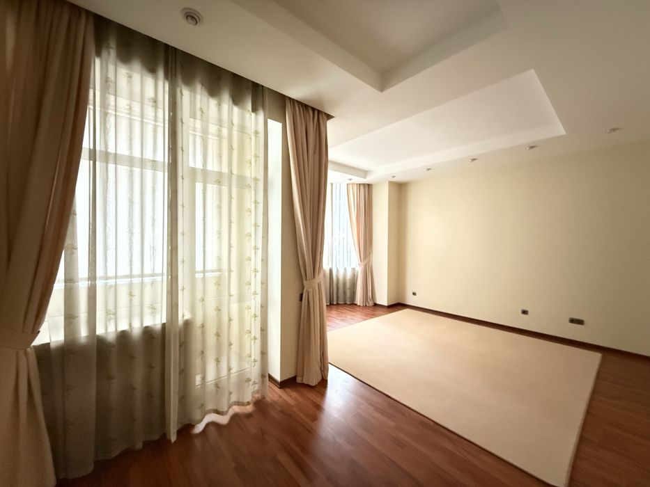 Центр , вул. Павлівська 17 , дворівнева квартира .