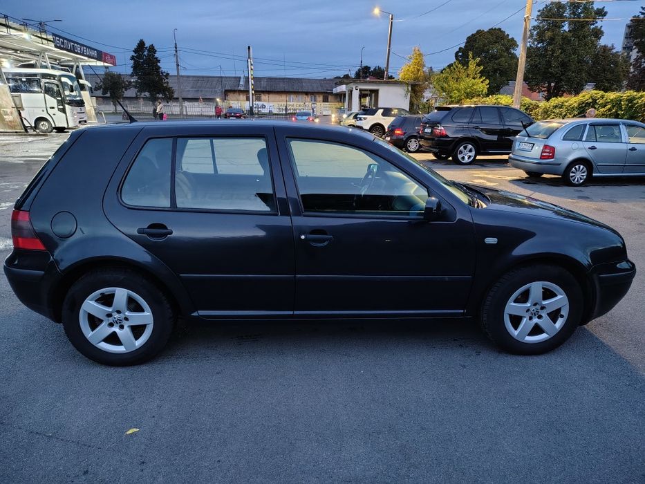 Фольсваген  GOLF 4  хетчбек 1.4  2001 г.