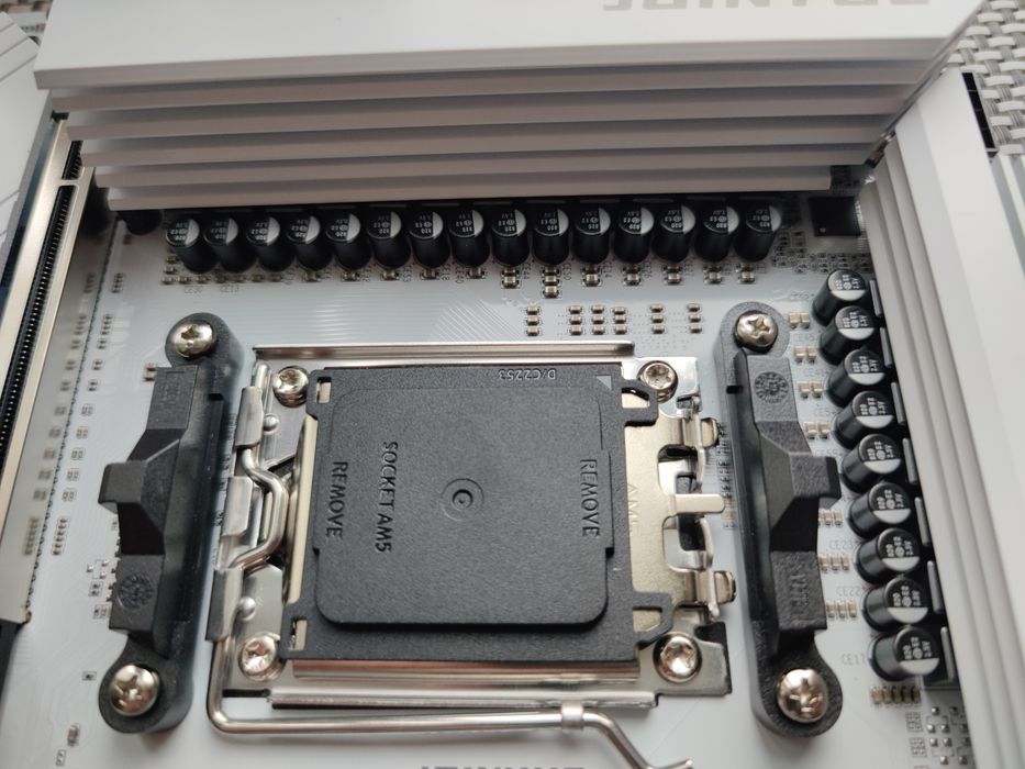 Материнська плата AMD B650M Snow Dream