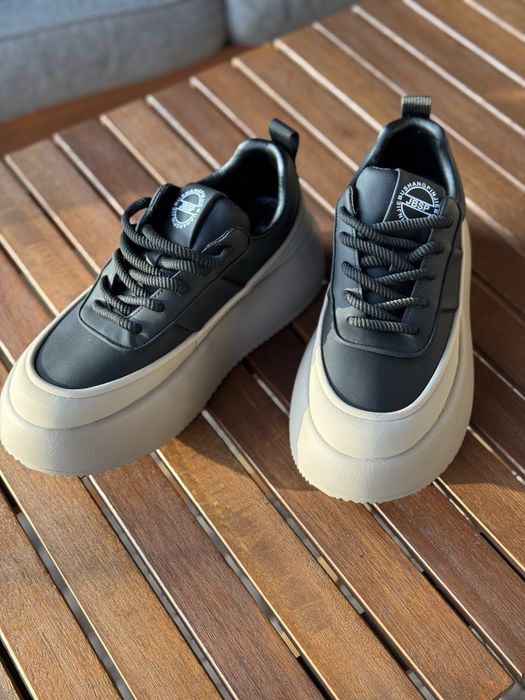 Продам оригінальні кросівки.