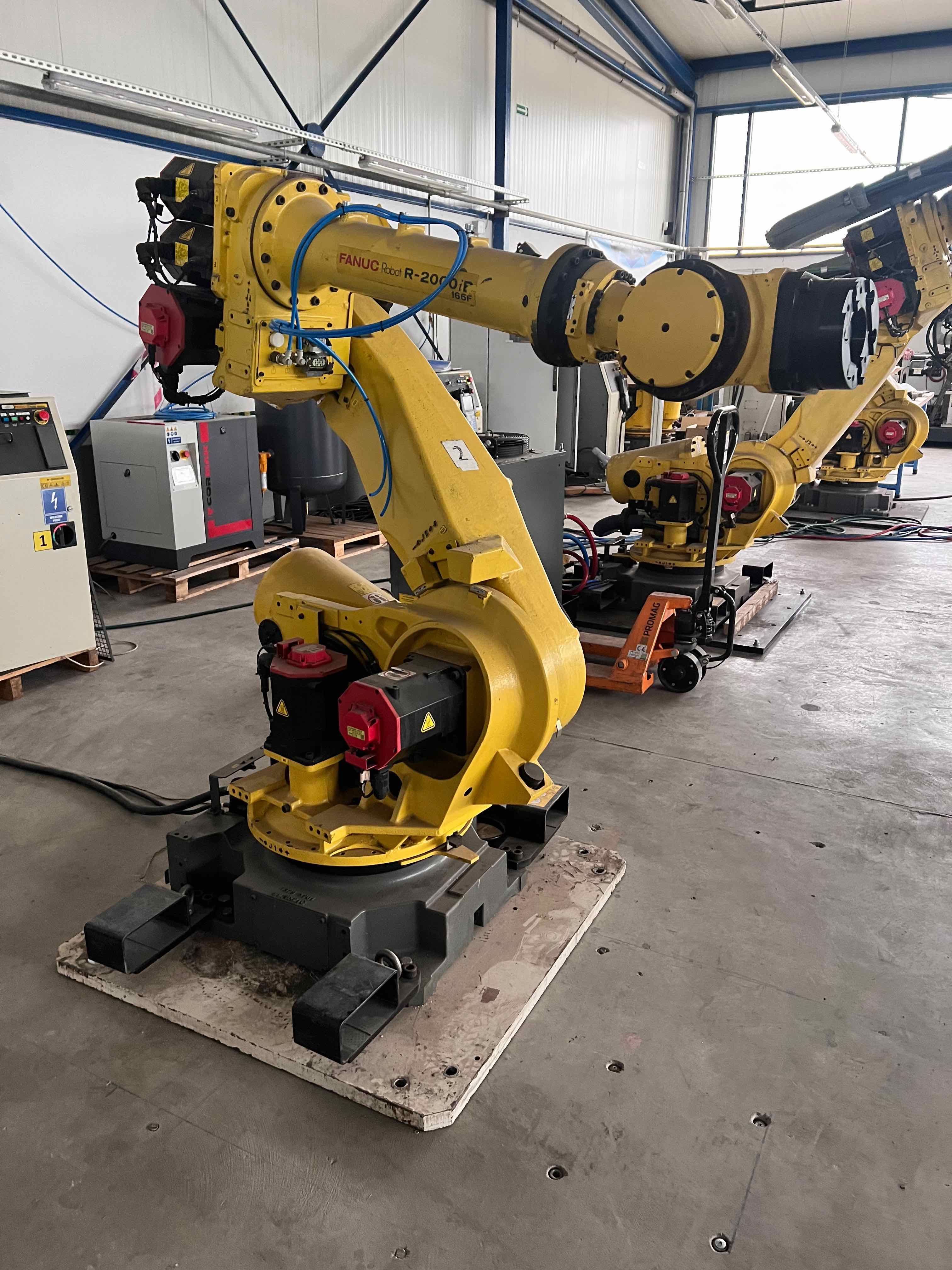 2xRobot Fanuc R-2000iB 165F R-30iA ze x2 zgrzewarkami oporowymi