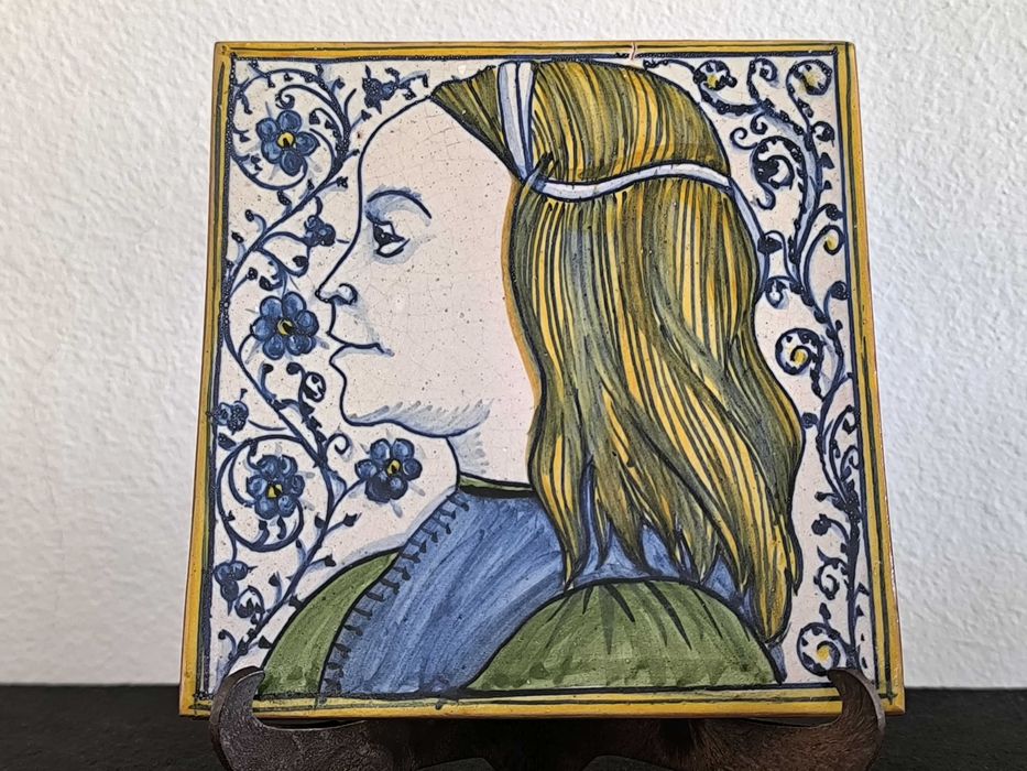 Antigo azulejo decorativo da Lázuli datado de MCMXCIV