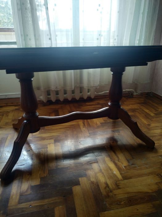 Стол срочно гостиный деревянный