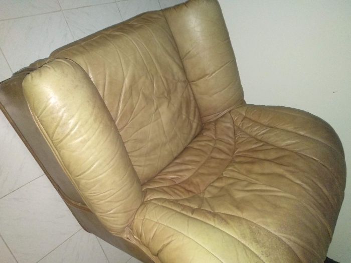 Sofá de pele ( conjunto de sofa cama grande + 3 pequenos )