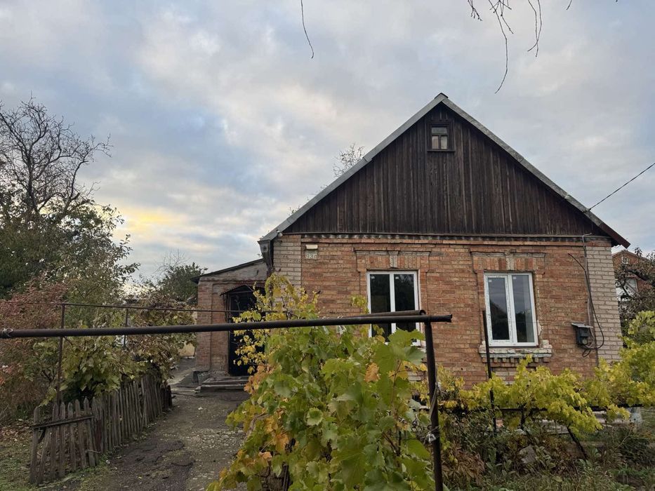 Продається будинок в центрально - міському районі .