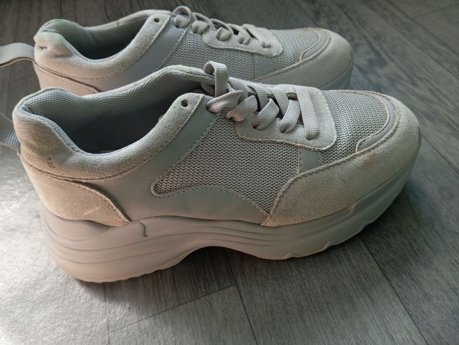 Кросівки на високій підошві сірого кольору