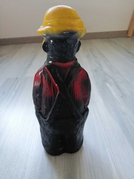 Doniczka na kaktus / sukulent ludzik w ogrodniczkach.