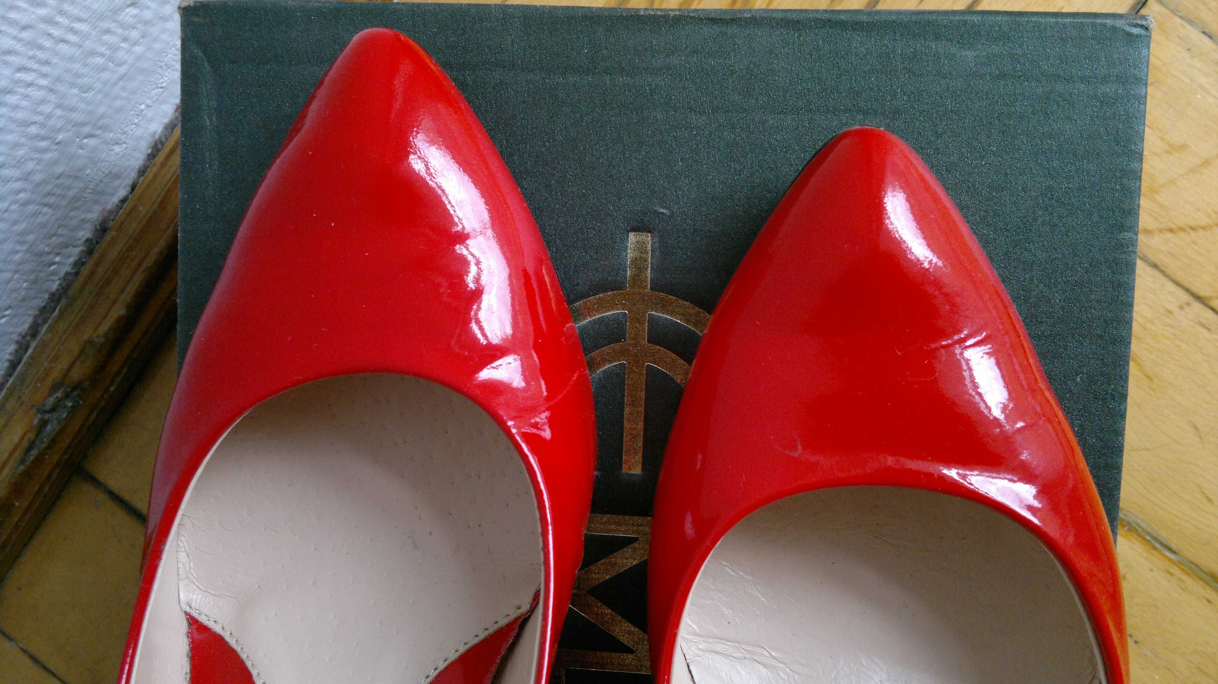 Skórzane czerwone lakierowane buty 37 4 obcas 7 cm wygodne zakryte