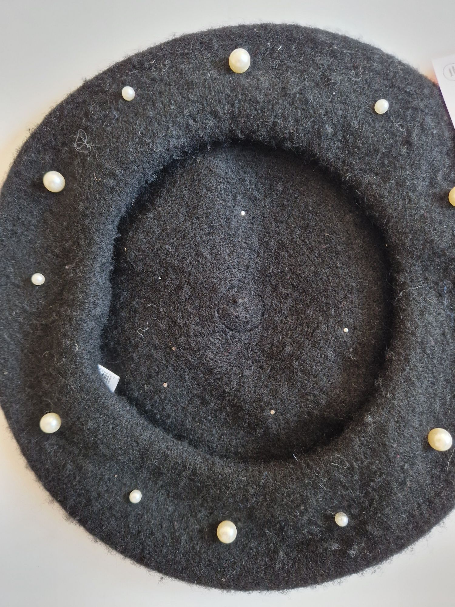 Elegancki czarny beret z perełkami, 70% wełna
