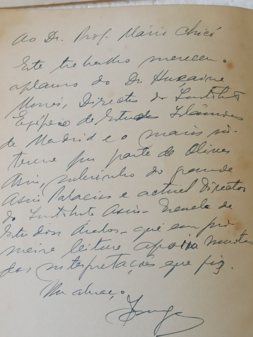 Publicações sobre diversos temas com dedicatória  manuscrita do autor.