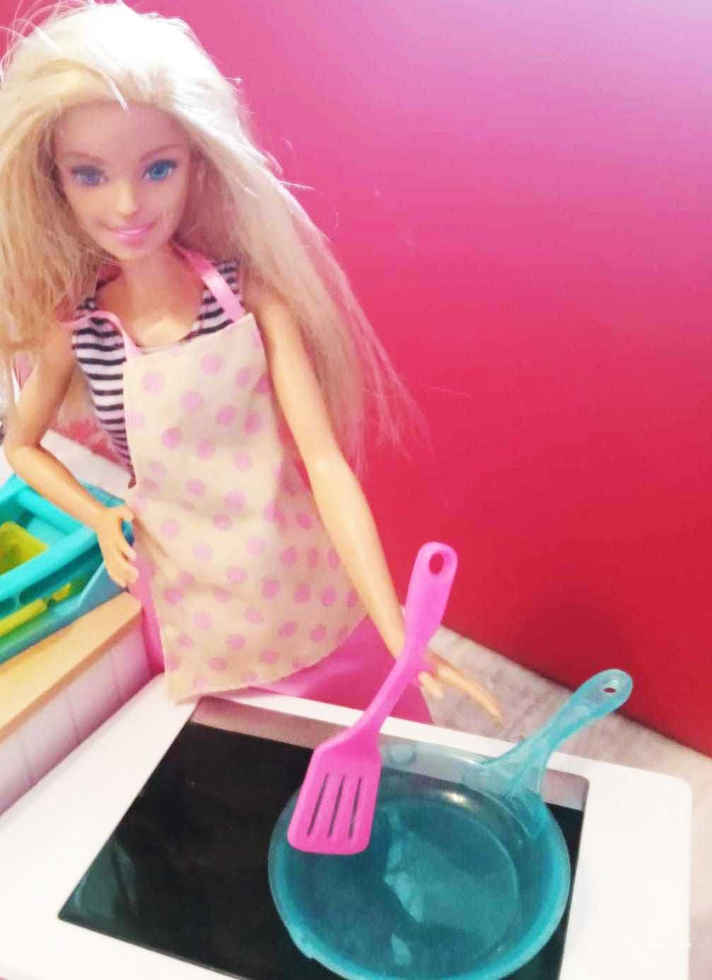 Zestaw Kuchnia Barbie z lalką, na baterie.