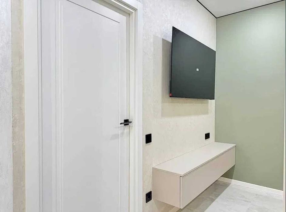 Сучасна однокімнатна поруч міського озера