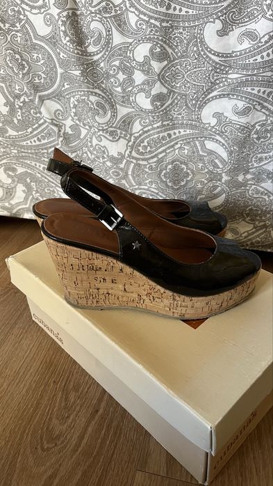 Sandália de salto Cubanas