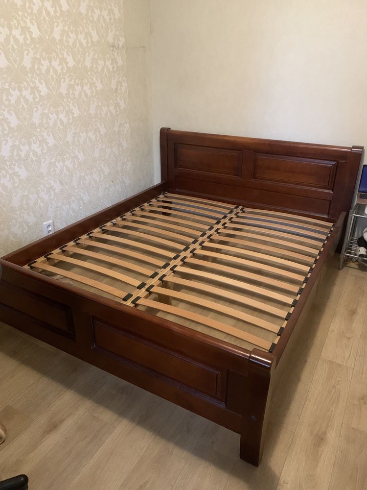 Продаж ліжка 200х220 см, натуральне дерево.