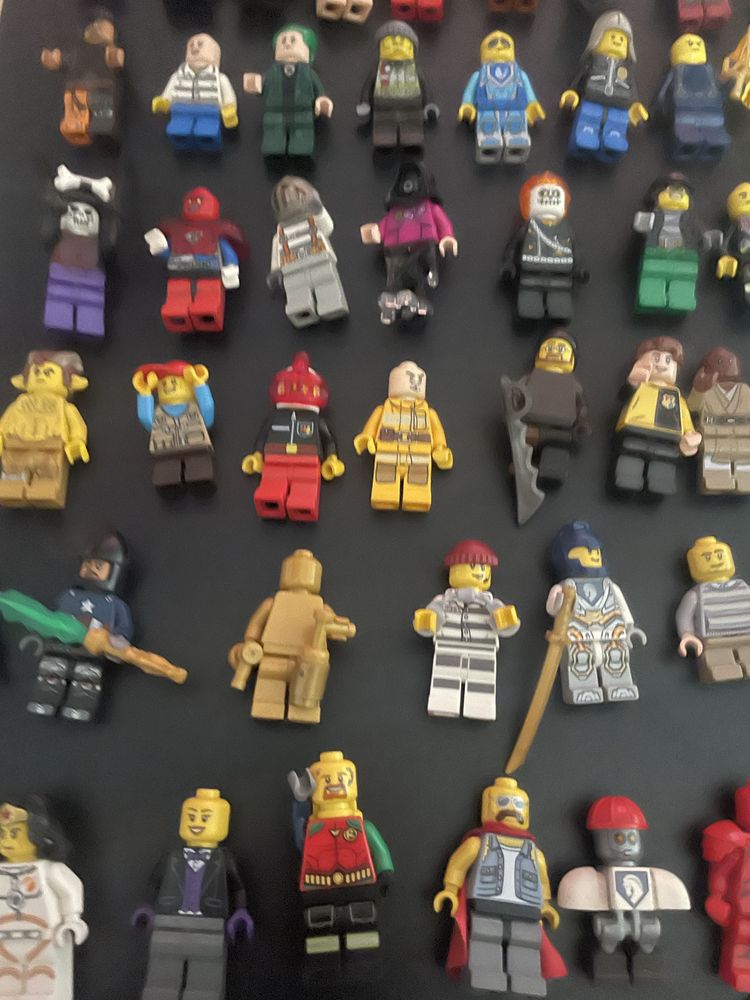 64 Minifiguras lego