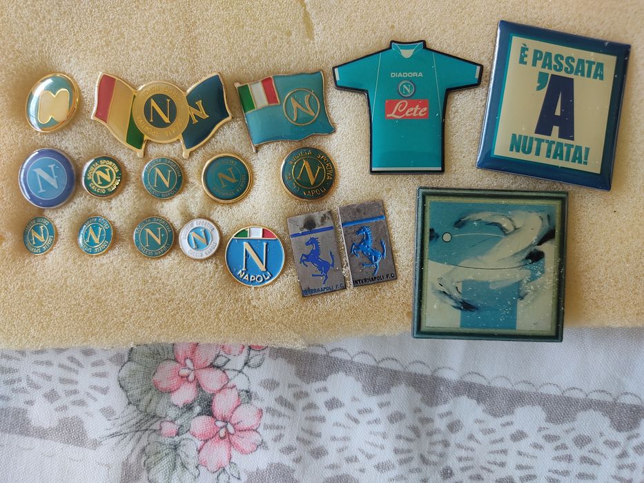 Pins Nápoles Itália