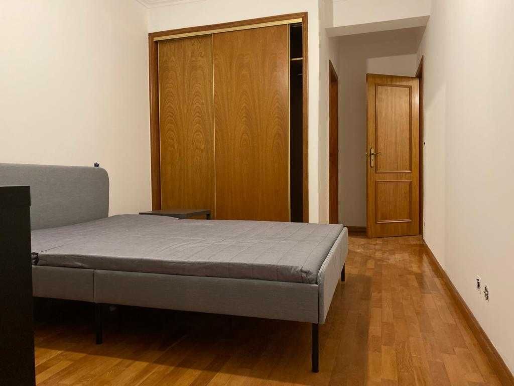 ESTUDANTE_QUARTO COM CASA DE BANHO PRIVATIVA