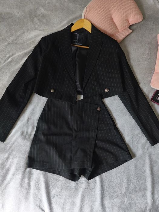 Костюм жіночий у смужку