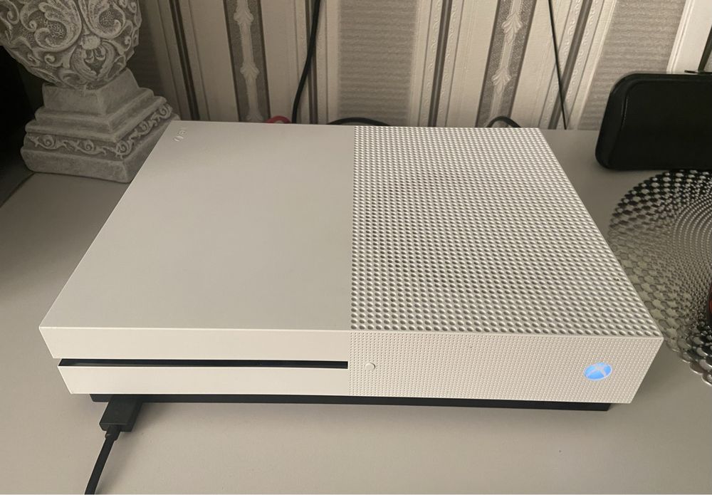 Продам xbox one s на  1TB