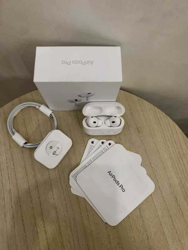 Białe słuchawki AirPods Pro 2