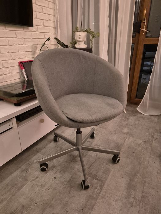 Krzesło obrotowe SKRUVSTA fotel biurowy na kółkach do biurka