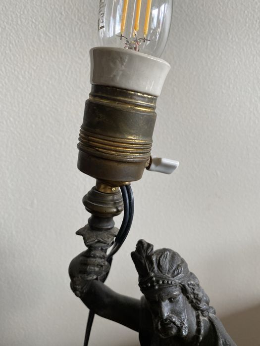 Candeeiro antigo em forma de escultura clássica