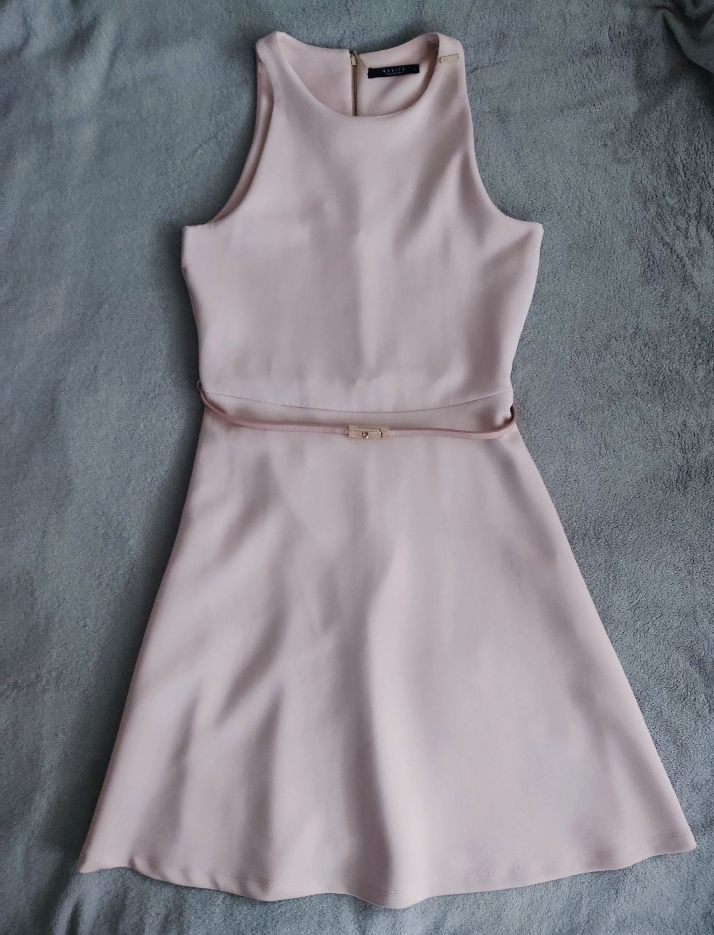 Elegancka sukienka na ramiączkach