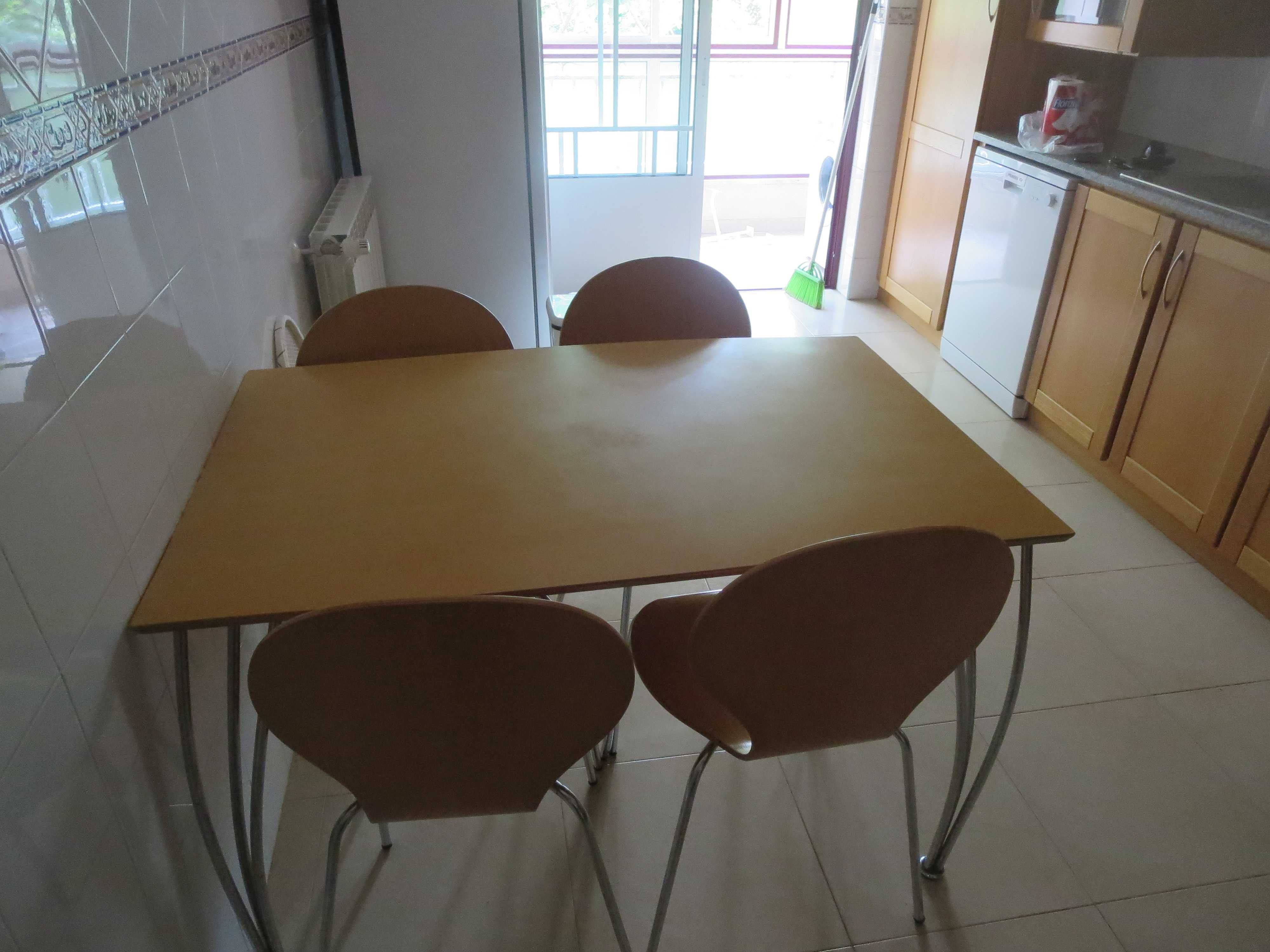 Mesa de Cozinha + 4 cadeiras