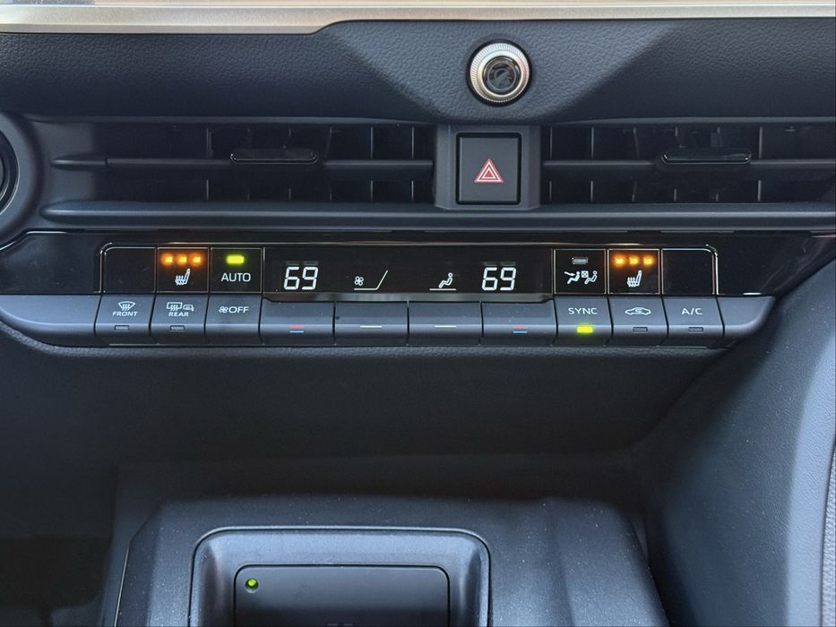 Toyota Crown, 2024 року, 2.5 гібрид, автомат, повний привід, 35т.км,