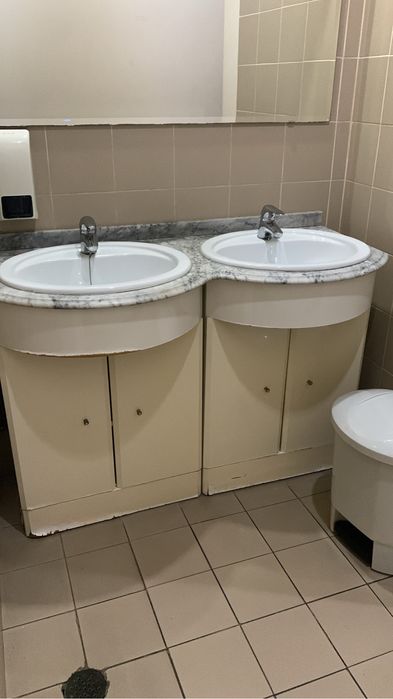 Conjunto lavatórios e espelho
