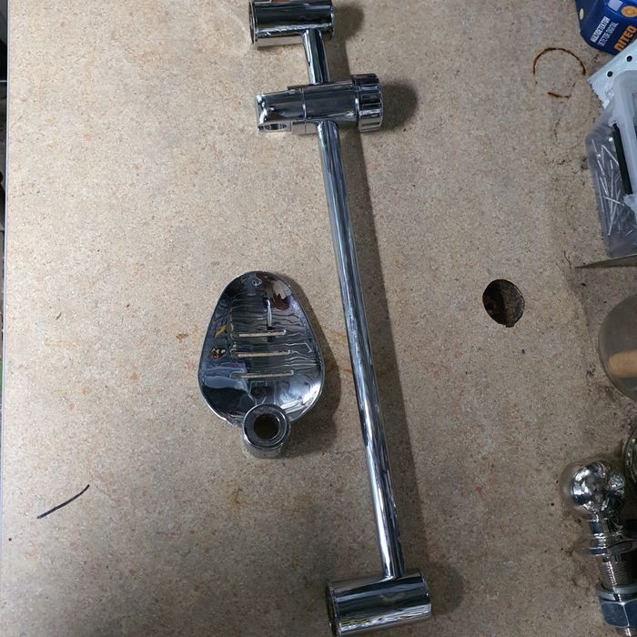 Drążek do kabiny prysznicowej  z mydelniczka .