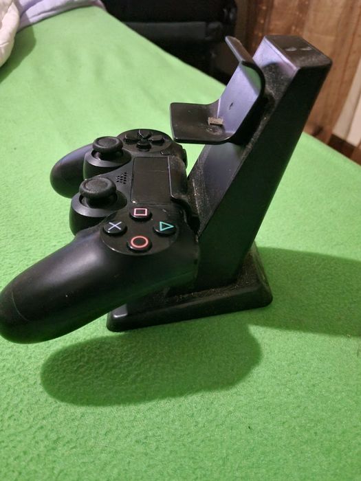 Playstation 4 com 1 comando e jogos