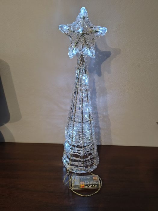 Choinka metalowa w oplocie LED.