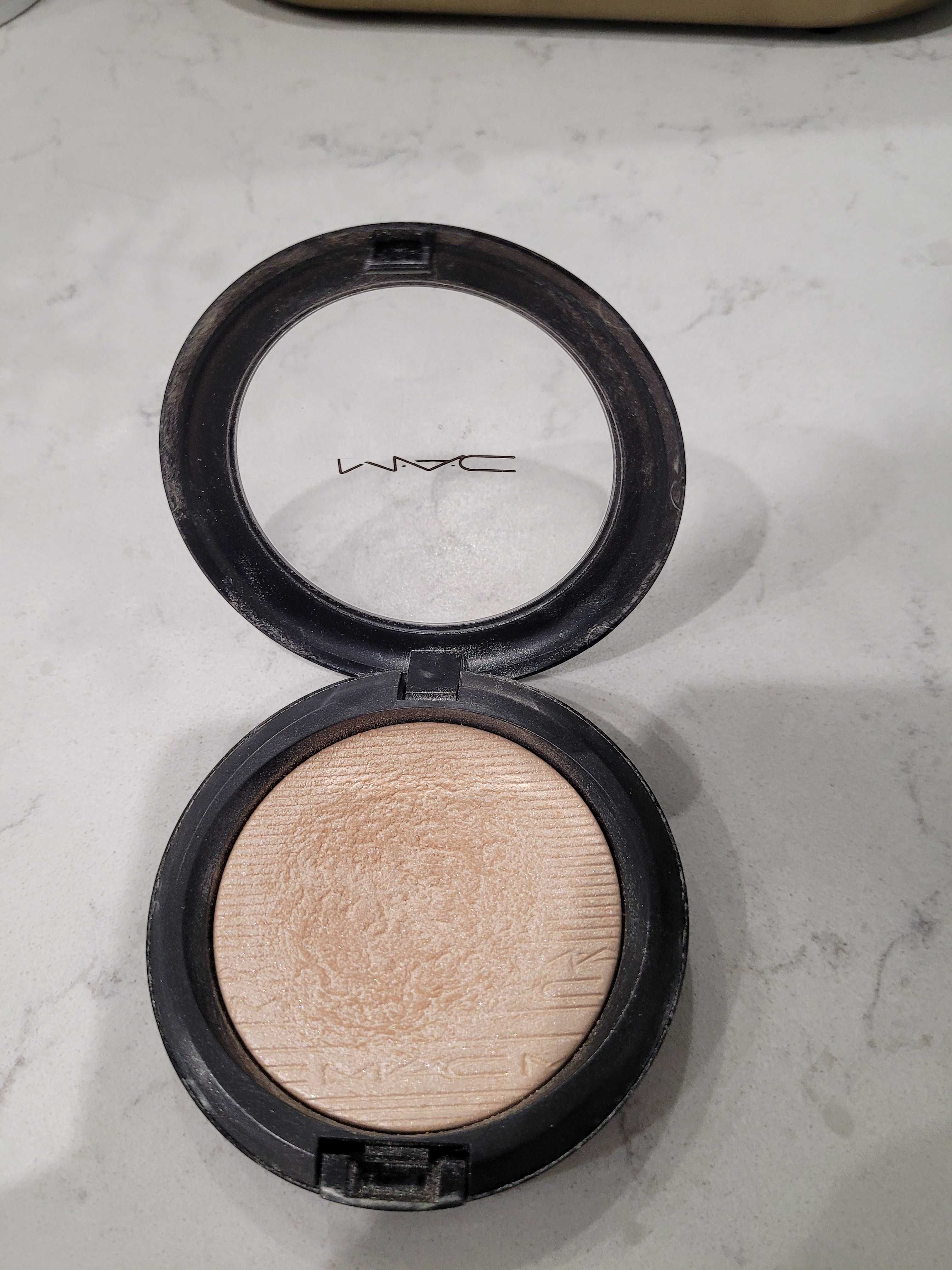 Rozświetlacz firmy Mac Extra Dimension Skinfinish odcień Double-Gleam