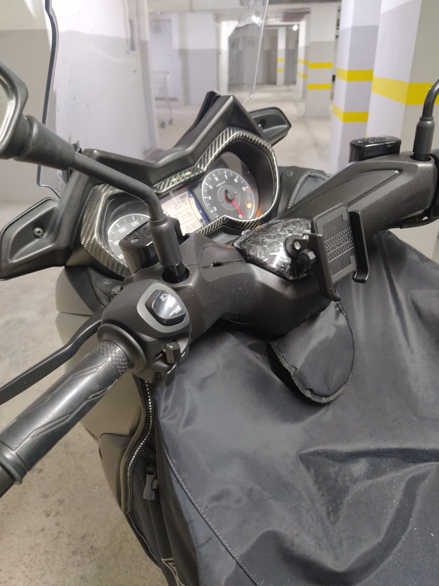 Yamaha Xmax 300 POUCOS KMS !!