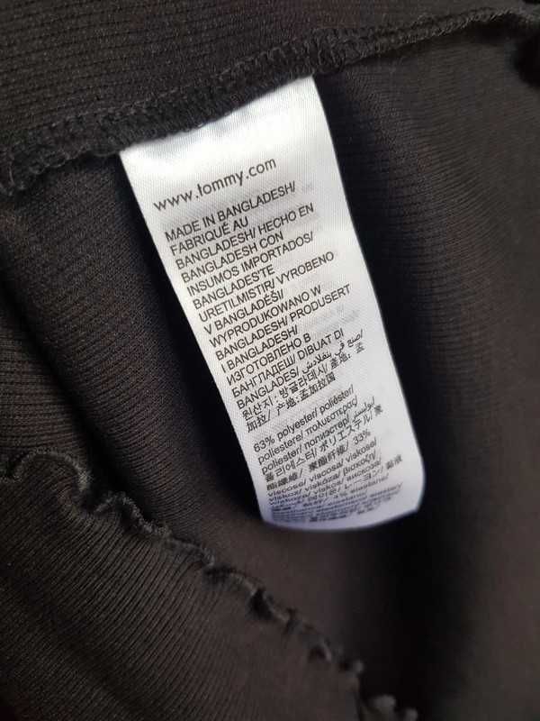 Top prążkowany Tommy Jeans rozmiar L z delikatnym logo na piersi.