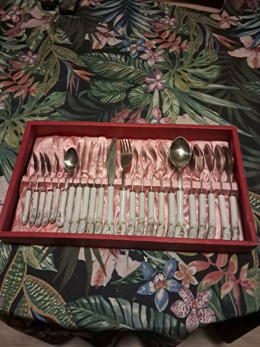 Zabytkwe sztućce z porcelanowymi rączkami komplet