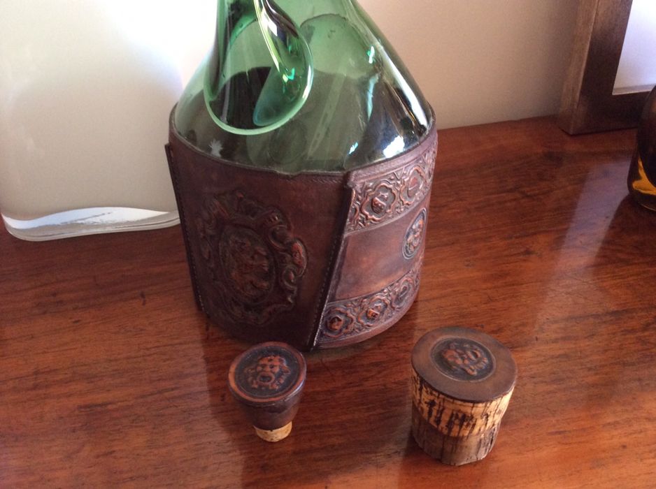 Garrafa antiga com aplicações pele