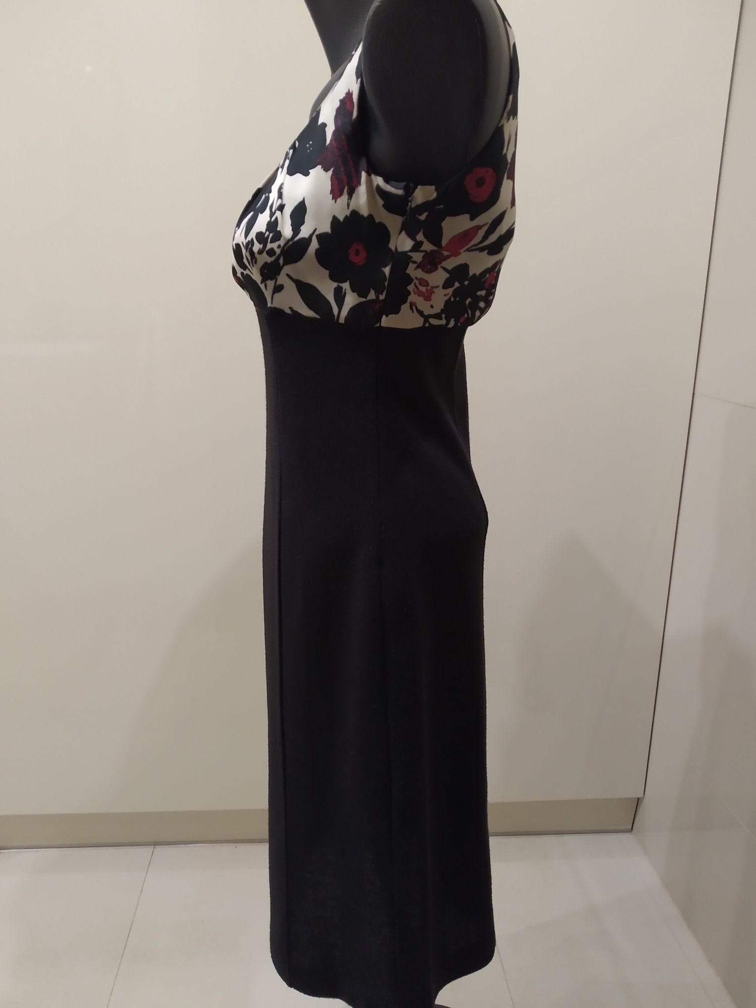 Elegancka sukienka podkreślająca talię.