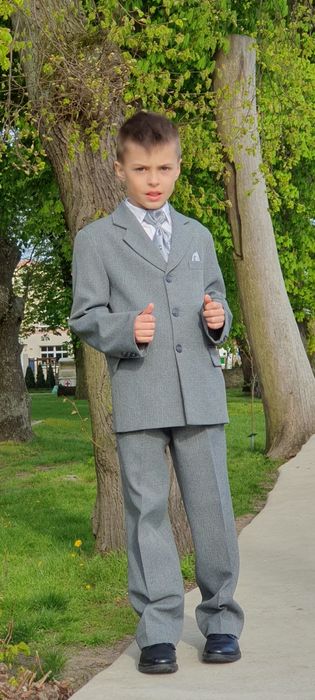 Garnitur chłopięcy - marynarka ze spodniami w rozmiarze 134, stan bard